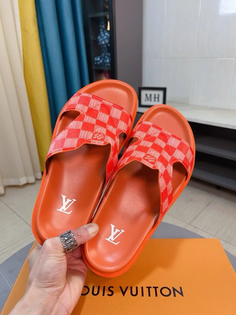Men's shoes💰300🌹🌹【LV】Multi-color new men's slippers, original top-quality version, original special cowhide with pebbled embossing➕sheepskin on the inner and side, non-slip combination sole, more stable walking, more comfortable and lightweight, high-end and generous, size: 38~44